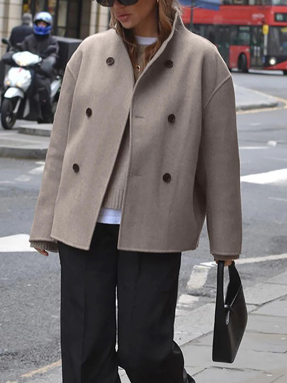Trendy, loose-fitting jacket with button closure for women