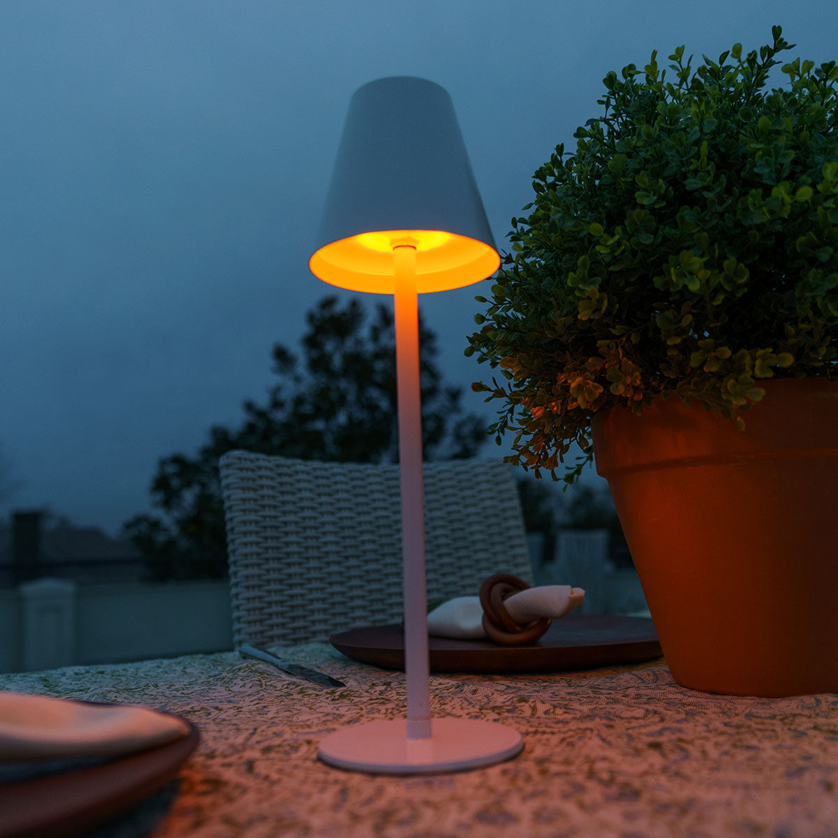 4-in-1 Indoor/Outdoor Bug Deterrent Lamp