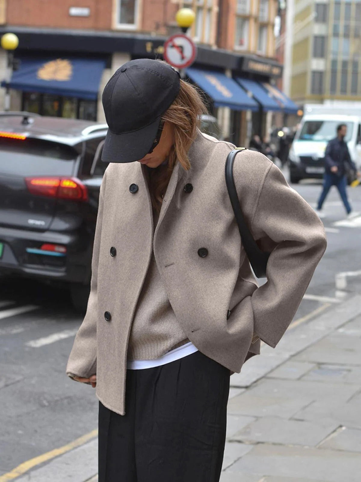 Trendy, loose-fitting jacket with button closure for women